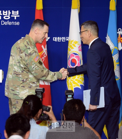 류제승(오른쪽) 국방부 국방정책실장과 토머스 밴달 미8군사령관이 8일 서울 용산구 국방부에서 사드의 주한미군 배치를 발표한 뒤 악수를 나누고 있다. 안주영 기자 jya@seoul.co.kr