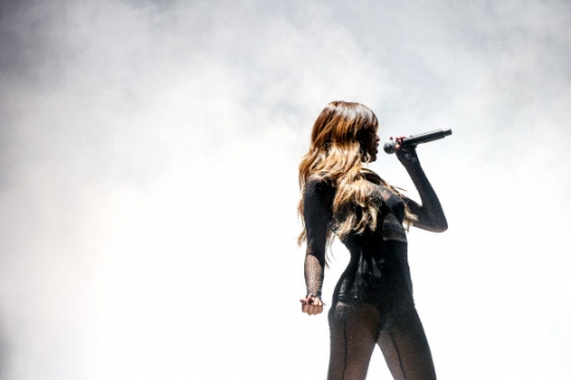 팝스타 셀레나 고메즈가 8일(현지시간) 미국 로스 앤젤레스에서 열린 콘서트에서 멋진 무대를 선보이고 있다.<br>AP 연합뉴스