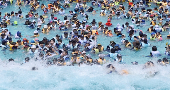 폭염이 연일 계속되는 가운데  10일  경기 용인 처인구 에버랜드 캐리비안베이에서  많은 시민들이 물놀이를 하며 더위를 식히고 있다.  최해국 선임기자seaworld@seoul.co.kr