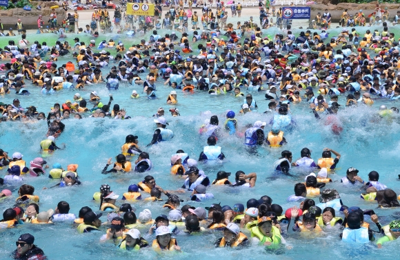 폭염이 연일 계속되는 가운데 지난 10일 경기 용인 처인구 에버랜드 캐리비안베이에서  많은 시민들이 물놀이를 하며 더위를 식히고 있다.  최해국 선임기자seaworld@seoul.co.kr