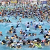 [서울포토] ‘더위야 물럿거라’… 물놀이 즐기는 시민들