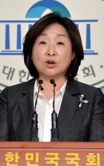 정의당 심상정 대표가 10일 국회에서 사드배치에 대한 반대를 내용으로 하는 기자회견을 하고 있다. 이종원 선임기자 jongwon@seoul.co.kr