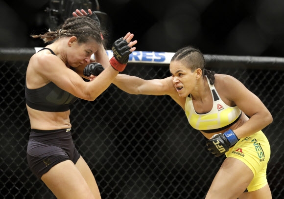 9일(현지시간) 미국 네바다주 라스베이거스에서 열린 종합격투기 ‘UFC 200’ 여성 밴텀급 경기에서 아만다 누네스(오른쪽)이 챔피언 미샤 테이트에게 공격을 가하고 있다. AP 연합뉴스