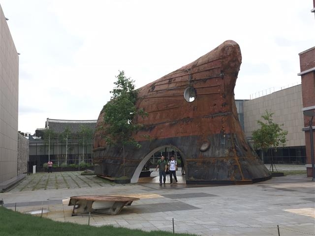 국립현대미술관 서울관 앞마당에 설치된‘젊은 건축가 프로그램(YAP) 2016’의 당선작 ‘템플’(Temp’L). 건조된 지 35년된 폐선이 건축물이 됐다.