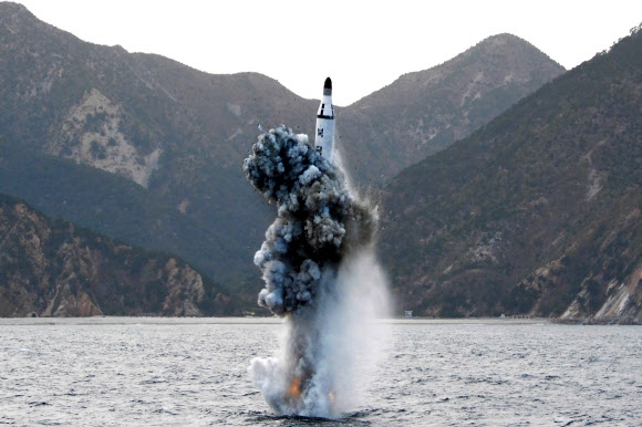 북한이 지난 9일 오전 11시 30분쯤 함경남도 신포 동남방 해상에서 잠수함발사탄도미사일(SLBM)로 추정되는 미사일을 발사했다고 합동참모본부가 밝혔다. 해당 미사일은 30여㎞를 비행한 뒤 공중에서 폭발해 2~3조각으로 분리됐다고 군 당국은 분석했다. 사진은 북한 매체가 지난 4월 24일 보도한 4월 23일의 SLBM 발사 모습. 연합뉴스