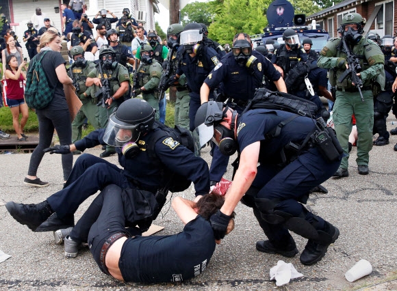 흑인 경찰 총살사건 시위 중 저지당하는 시위자