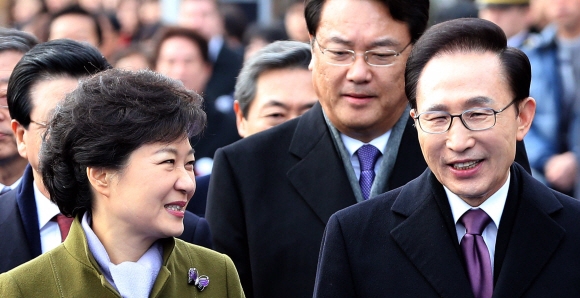 박근혜(앞줄 왼쪽) 대통령과 이명박 전 대통령