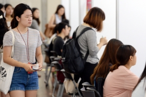 20대 경제활동 참가율 최고점 찍었지만…긍정적이지 않은 지표