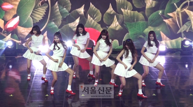 걸그룹 여자친구가 11일 예스24라이브홀에서 열린 쇼케이스에서 ‘너 그리고 나’의 무대를 최초로 선보이고 있다.