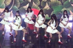 [현장영상] 여자친구 컴백, ‘너 그리고 나’(나빌레라) 첫 무대