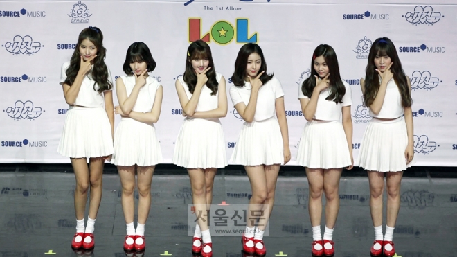 걸그룹 여자친구가 11일 열린 쇼케이스 포토타임 순서에서 포즈를 취하고 있다.