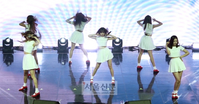 11일 서울 광진구 구천면로 예스24라이브홀에서 열린 첫 정규 앨범 ‘LOL’ 발매기념 쇼케이스에서 여자친구가 ‘바람을 날려’의 무대를 갖고 있다.