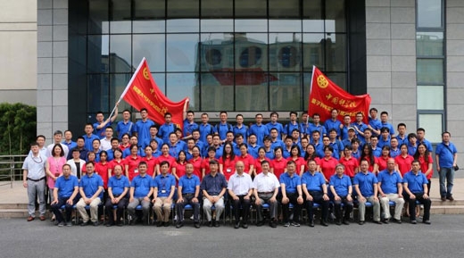 양자통신 위성 발사를 한달 여를 앞둔 지난 6일 양자통신위성 발사시험팀이 기념 촬영을 하고 있다.  중국과학원 홈페이지 캡쳐 