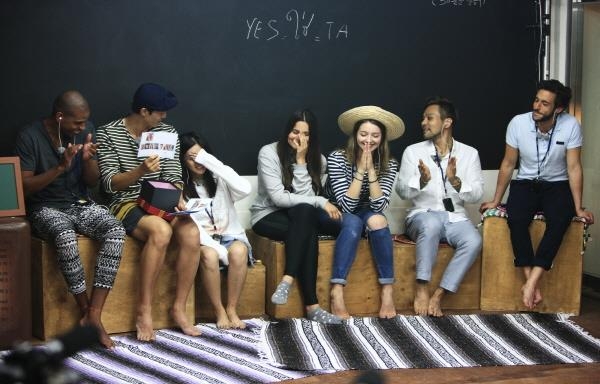 지난 11일 첫선을 보인 tvN 새 예능 ‘바벨 250’의 출연진이 자신들만의 공통어를 만들며 논의하는 과정에서 웃음을 터뜨리고 있다. jtbc ‘비정상회담’과 같은 월요일 밤 시간대에 편성된 이 프로그램은 외국인 예능의 신선한 실험으로 주목받고 있다. tvN 제공