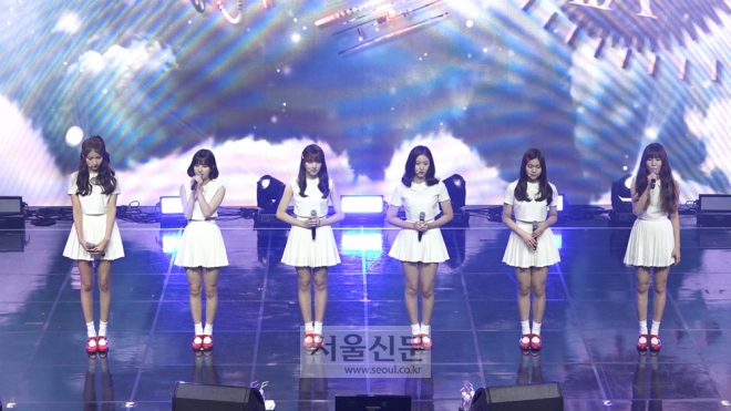 걸그룹 여자친구가 11일 서울 예스24라이브홀에서 열린 쇼케이스에서 ‘머메이드’(Mermaid)를 열창하고 있다.