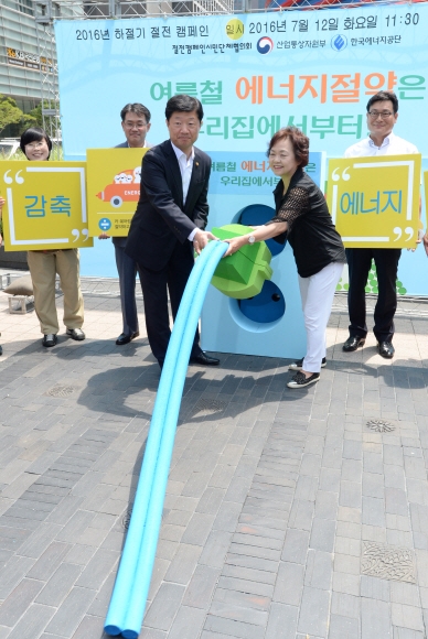 12일 서울 중구 청계광장에서 열린 여름철 절전 캠페인에 참석한 우태희(앞줄 왼쪽) 산업통상자원부 2차관이 시민단체 회원들과 에너지 절약 실천 캠페인을 알리는 퍼포먼스를 하고 있다. 손형준 기자 boltaoo@seoul.co.kr