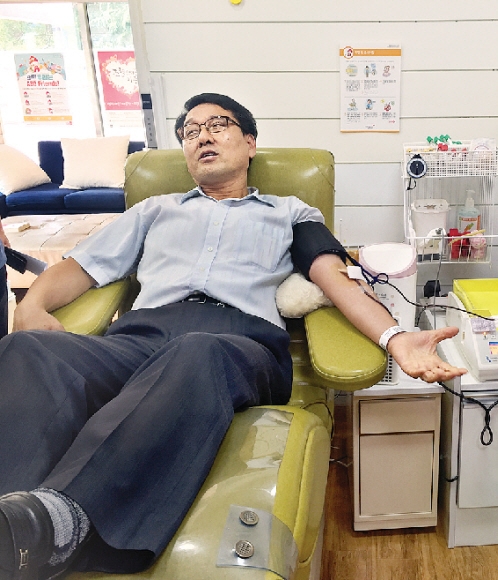 ‘공무원 헌혈왕’ 최문희 충남도 개발정책팀장이 12일 대전세종충남혈액원 공주대 헌혈센터에서 600번째 헌혈을 하고 있다. 충남도 제공