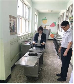 김영한 서울시의원(왼쪽)이 11일~13일 송파구 초중고를 방문, 학교안전에 관련된 시설물을 둘러보고 있다.