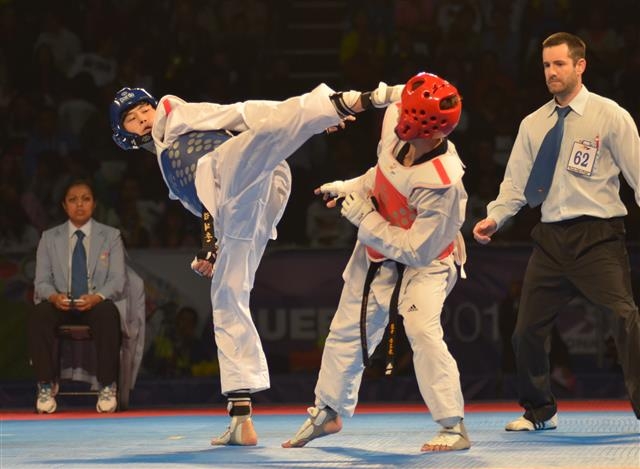 2013년 7월 멕시코에서 열린 세계태권도선수권대회에서 왼발로 발차기를 하고 있는 김태훈.