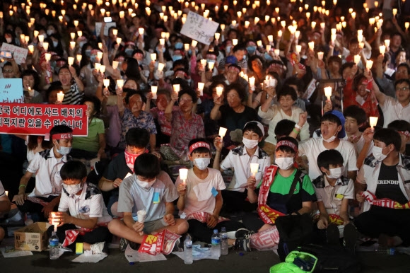 ‘사드’ 배치 반대하는 경북 성주군 주민들의 촛불집회