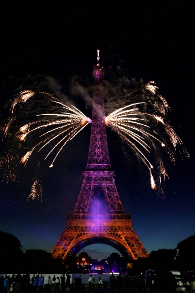 에펠탑 수놓는 佛혁명기념 불꽃놀이
