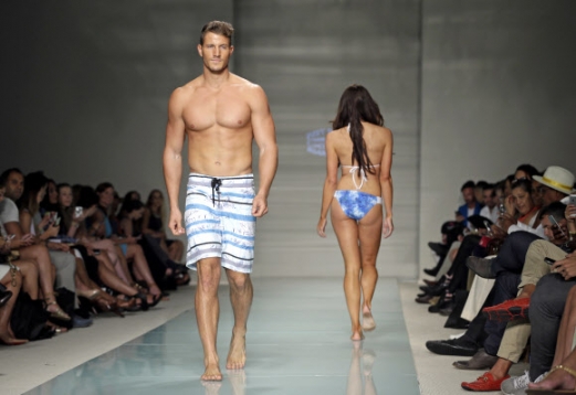 모델들이 14일(현지시간) 미국 플로리다주 마이애미 비치에서 열린 ‘오션 콜렉션 스윔웨어’ 보드웨어를 입고 몸매를 과시하고 있다. AP 연합뉴스