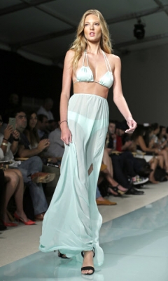 모델이 14일(현지시간) 미국 플로리다주 마이애미 비치에서 열린 ‘데뷔 럭스 콜렉션 스윔웨어(Debut Lux Collection swimwear)’ Du Aqua를 입고 몸매를 과시하고 있다. AP 연합뉴스