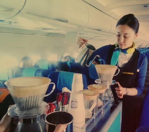 에어부산 승무원들로 구성된 바리스타팀이 정성껏 준비한 핸드드립 커피를 국제선 승객들에게 제공하기 위해 커피를 내리고 있다. 에어부산 제공
