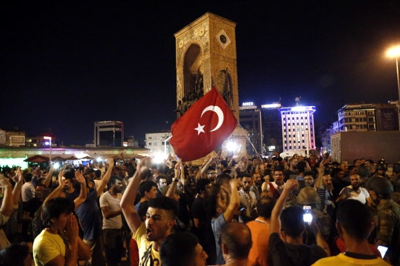 터키 이스탄불 도심 거리에 몰려나온 시민들. EPA=연합뉴스