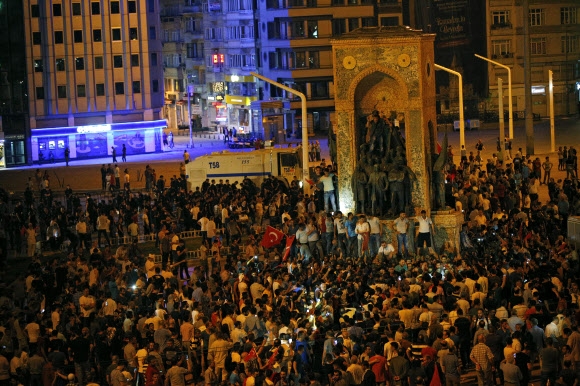 레제프 타이이프 에르도안 터키 대통령을 지지하는 시민들이 16일(현지시간) 이스탄불 탁심 광장에 모여 군부 쿠데타에 대해 항의하고 있다. AP 연합뉴스