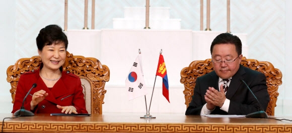 한-몽골 정상회담 후 공식 기자회견 갖는 박근혜(왼쪽) 대통령과 차히야 엘벡도르지 몽골 대통령