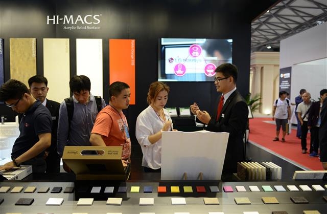 LG하우시스 관계자가 지난 6월 중국 상하이에서 열린 ‘2016 중국 주방욕실 전시회’에서 인조대리석 ‘하이막스’ 제품에 대해 설명하고 있다. LG하우시스 제공