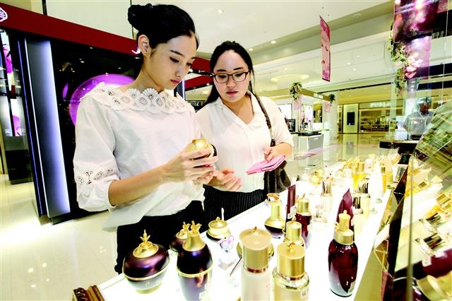 중국 내 한 백화점에 입점한 LG생활건강의 고급 브랜드 후에서 중국인 고객들이 상품을 살펴보고 있다. LG생활건강 제공