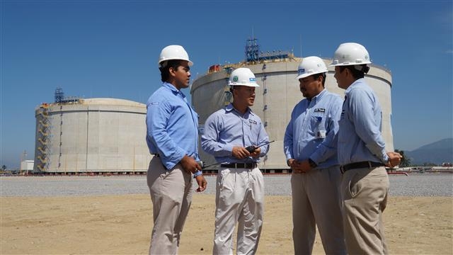 한국가스공사 관계자들이 멕시코 만사니요 액화천연가스(LNG)터미널 저장탱크 앞에서 현지 직원들과 업무 협의를 하고 있다. 한국가스공사 제공