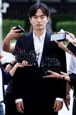 성폭행 혐의로 피소된 배우 이진욱씨가 지난 17일 오후 피의자 신분으로 조사를 받기 위해 서울 수서경찰서로 들어서면서 취재진의 질문을 받고 있다. 연합뉴스