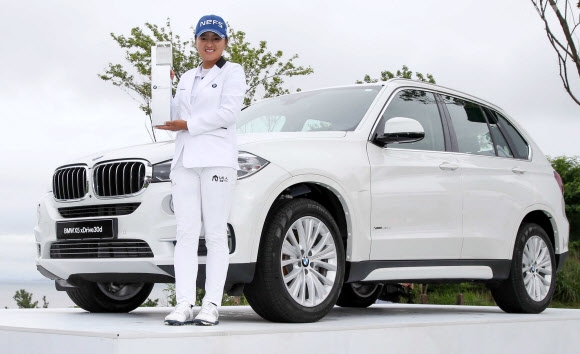 17일 KLPGA 투어 BMW 레이디스 챔피언십 에서 우승한 고진영이 부상인 BMW X5 승용차 앞에서 기념촬영을 하고 있다. 연합뉴스