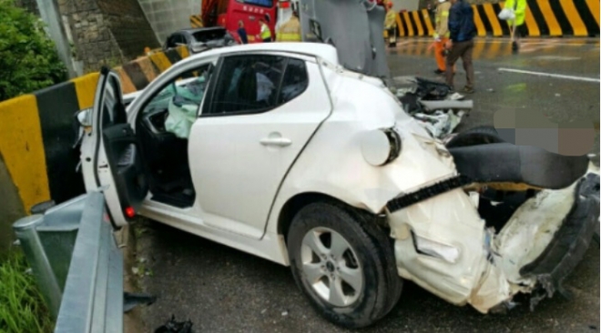 영동고속도로에서 추돌사고···심하게 훼손된 승용차