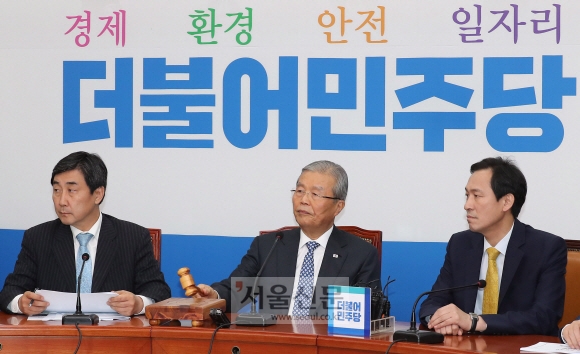 더불어민주당 김종인 비대위대표가 18일 오전 국회에서 열린 비상대책위원회의에서 의사봉을 두드리고 있다. 정연호 기자 tpgod@seoul.co.kr
