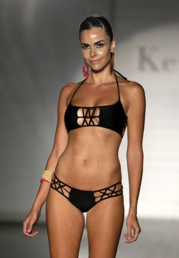 17일(현지시간) 미국 플로리다주 마이애미 비치에서 열린 Keva J 수영복 패션쇼에서 모델이 수영복을 선보이고 있다. <br>AP 연합뉴스