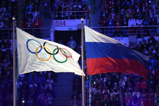 2014 소치동계올림픽 때 러시아가 국가적 차원에서 도핑(금지약물 복용)을 획책했는지가 19일 공개될 예정이어서 긴장이 높아지고 있다. 사진은 당시 개회식 도중 올림픽기와 러시아기가 나란히 게양돼 있는 모습.   　AFP 자료사진  