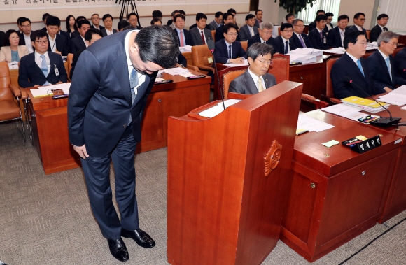김현웅 법무부 장관이 18일 국회에서 열린 법제사법위원회 전체회의에서 현직 검사장 구속에 대해 대국민 사과하고 있다.   정연호 기자 tpgod@seoul.co.kr