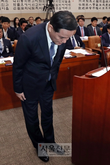 김현웅 법무부 장관이 18일 국회에서 열린 법제사법위원회 전체회의에서 현직 검사장 구속에 대해 대국민 사과하고 있다. 정연호 기자 tpgod@seoul.co.kr
