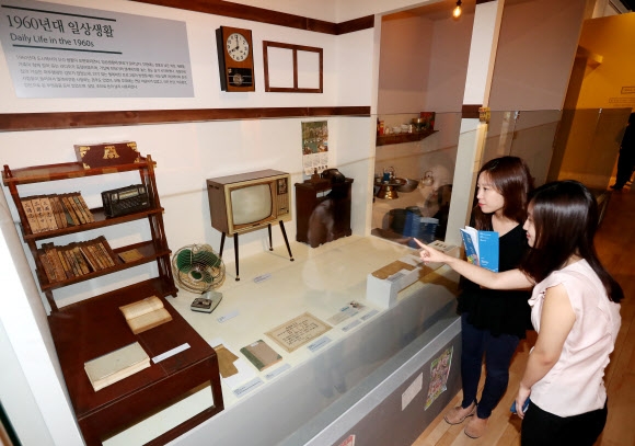 19일부터 대한민국역사박물관에서 열리는 ‘일하는 해 1966’ 특별전을 하루 앞둔 18일 박물관 관계자들이 전시 물품들을 둘러보고 있다. 연합뉴스