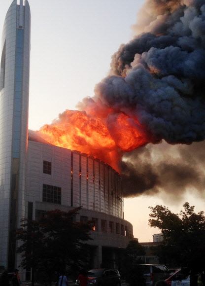 춘천중앙교회서 불…치솟는 연기