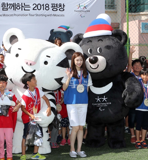 2018 평창동계올림픽 홍보대사인 김연아(가운데)가 18일 강원 평창군 횡계초등학교에서 열린 대회 마스코트 발표 행사에 참석해 수호랑(왼쪽), 반다비(오른쪽)와 함께 기념사진을 찍고 있다. 평창 연합뉴스