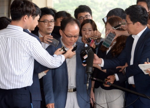 [서울포토] 고개숙인 기준 전 롯데물산 사장