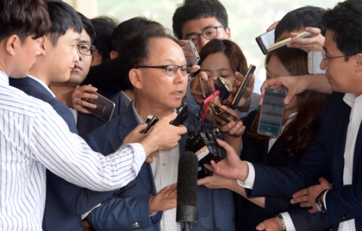 [서울포토] 취재진에 둘러싸인 기준 전 롯데물산 사장