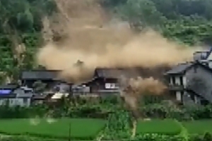 中 폭우로 산사태 발생…민가 휩쓸리는 순간