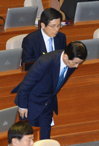 한민구 국방부 장관이 19일 국회에서 열린 사드 배치와 관련한 긴급현안질문에 답하기 전 인사를 하고 있는 동안 뒤편에서 황교안 국무총리가 답변을 준비하고 있다.  이종원 선임기자 jongwon@seoul.co.kr