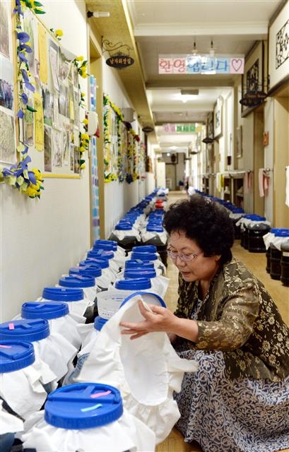 조길자 산성 산약초발효연구소 대표가 제품을 살펴보고 있다.  정읍 강성남 선임기자 snk@seoul.co.kr
